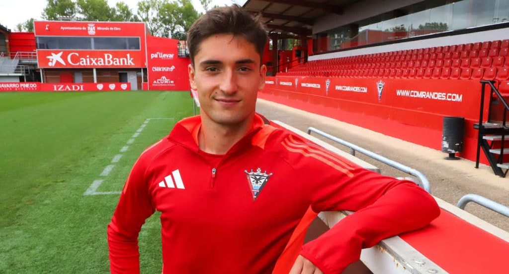 Jon Gorrotxategi, del Mirandés, cedido por la Real Sociedad.