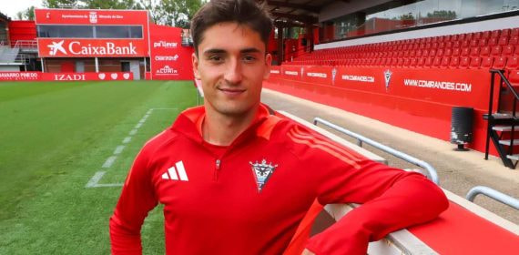 Jon Gorrotxategi, del Mirandés, cedido por la Real Sociedad.