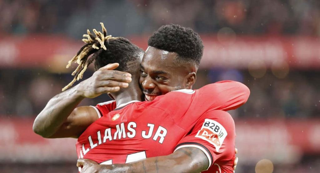 Los hermanos Williams celebran un gol.