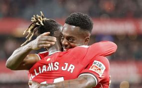 Los hermanos Williams celebran un gol.
