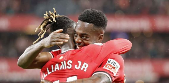 Los hermanos Williams celebran un gol.