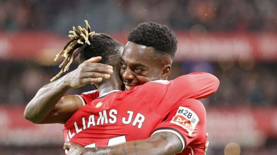 Los hermanos Williams celebran un gol.