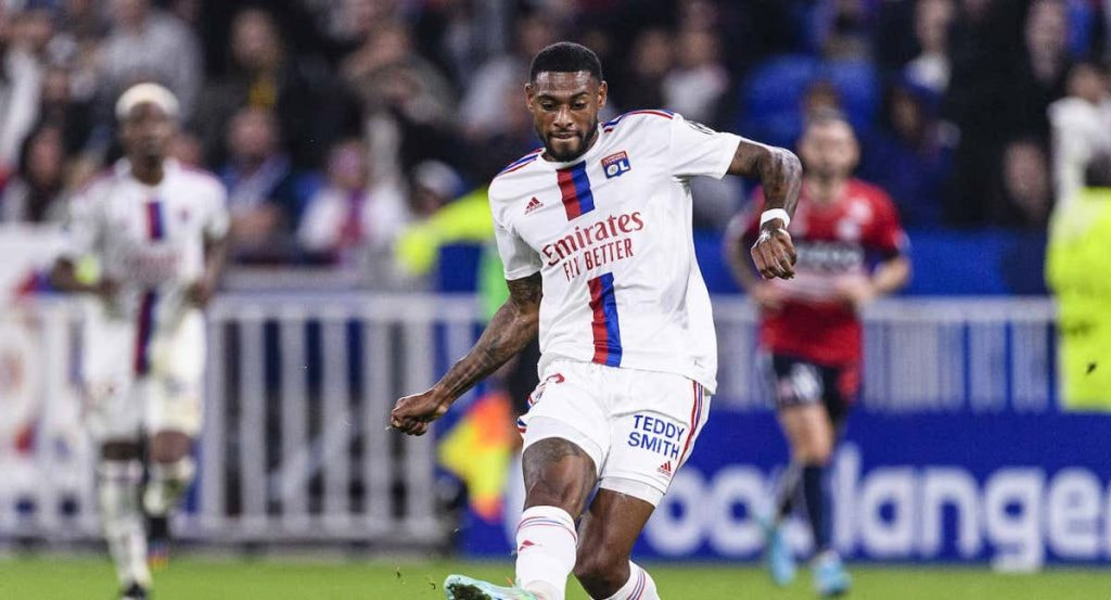 Jeff Reine-Adélaïde golpea el balón con la camiseta del Olympique de Lyon