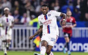 Jeff Reine-Adélaïde golpea el balón con la camiseta del Olympique de Lyon