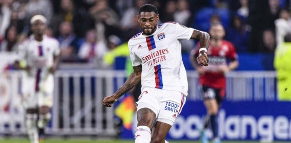 Jeff Reine-Adélaïde golpea el balón con la camiseta del Olympique de Lyon