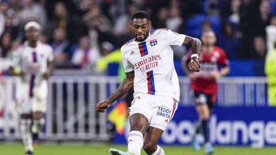 Jeff Reine-Adélaïde golpea el balón con la camiseta del Olympique de Lyon