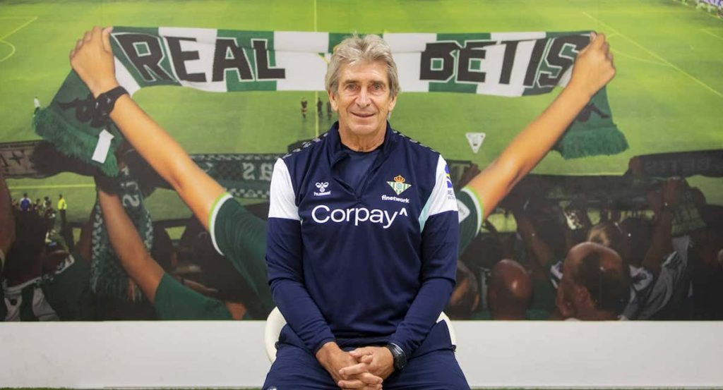 Manuel Pellegrini posa en la ciudad deportiva Luis del Sol.