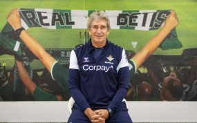 Manuel Pellegrini posa en la ciudad deportiva Luis del Sol.
