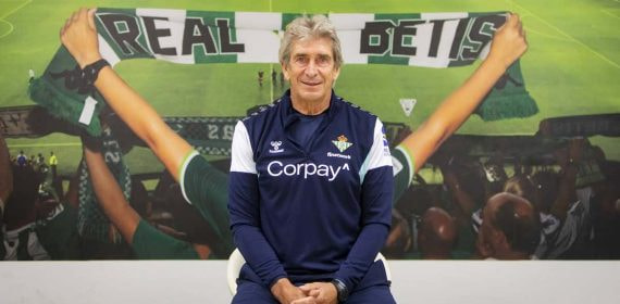 Manuel Pellegrini posa en la ciudad deportiva Luis del Sol.