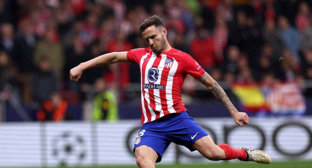 Saúl se dispone a lanzar un penalti.