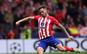 Saúl se dispone a lanzar un penalti.