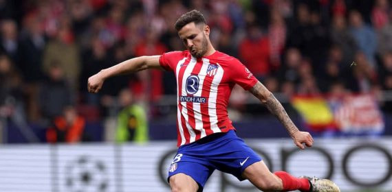 Saúl se dispone a lanzar un penalti.