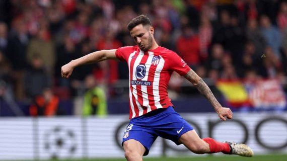 Saúl se dispone a lanzar un penalti.