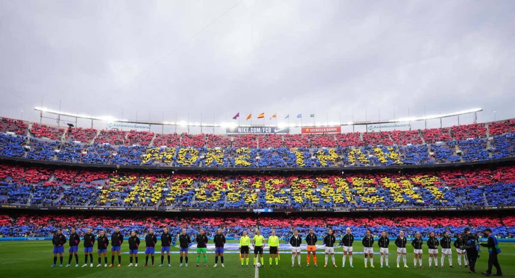El Camp Nou luce los colores del Barcelona en el último Clásico del fútbol femenino.