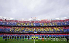 El Camp Nou luce los colores del Barcelona en el último Clásico del fútbol femenino.