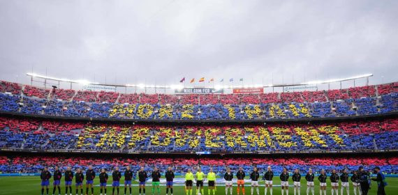 El Camp Nou luce los colores del Barcelona en el último Clásico del fútbol femenino.