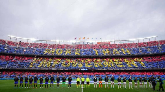 El Camp Nou luce los colores del Barcelona en el último Clásico del fútbol femenino.