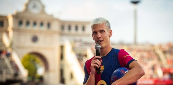 Dani Olmo durante su presentación con el Barça en el trofeo Joan Gamper.