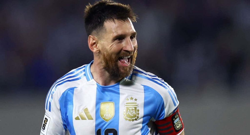 Messi sonríe tras anotar uno de sus tres goles ante Bolivia.