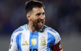 Messi sonríe tras anotar uno de sus tres goles ante Bolivia.