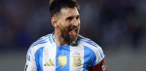 Messi sonríe tras anotar uno de sus tres goles ante Bolivia.