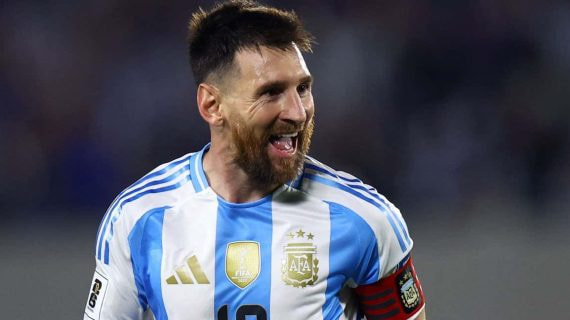 Messi sonríe tras anotar uno de sus tres goles ante Bolivia.