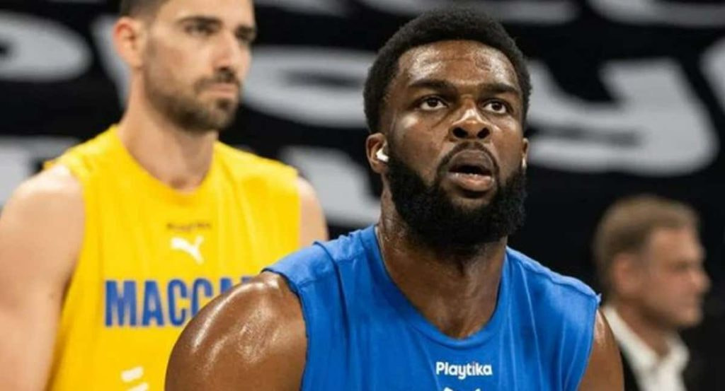 Josh Nebo, jugador del Maccabi.