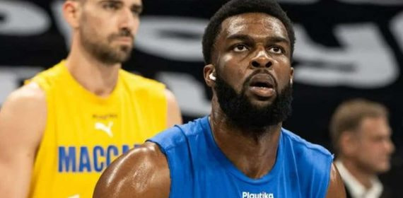 Josh Nebo, jugador del Maccabi.