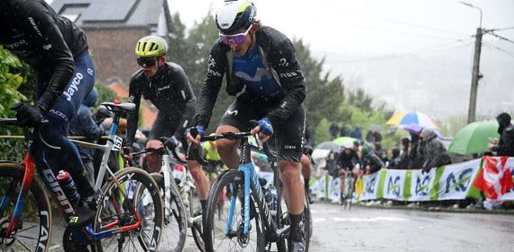 Iván García Cortina hubo de disputar la Flecha Valona de este miércoles por la escasez de efectivos en su equipo.