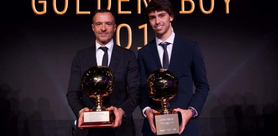 Jorge Mendes y Joao Felix, durante la entrega del Golden Boy.