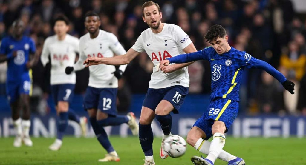 Harry Kane pugna por un balón con Kai Havertz en un Chelsea-Tottenham