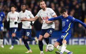 Harry Kane pugna por un balón con Kai Havertz en un Chelsea-Tottenham