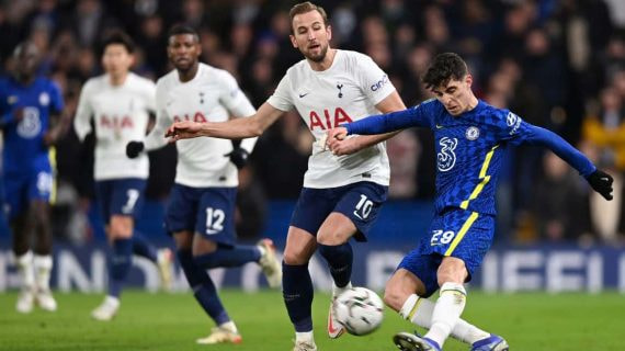 Harry Kane pugna por un balón con Kai Havertz en un Chelsea-Tottenham