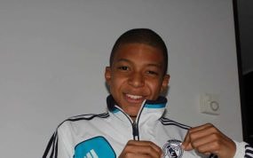Mbappé, con la chaqueta del Real Madrid.