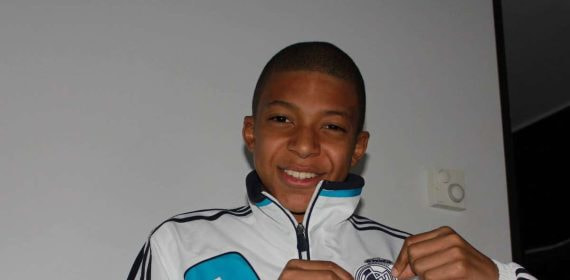 Mbappé, con la chaqueta del Real Madrid.