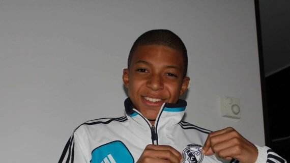 Mbappé, con la chaqueta del Real Madrid.