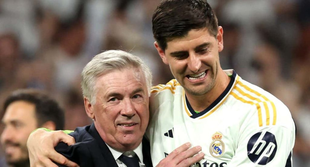 Carlo Ancelotti y Thibaut Courtois se abrazan el día del regreso del belga a la portería.