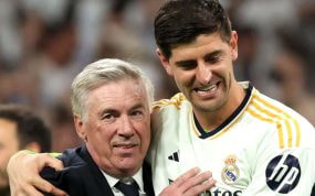 Carlo Ancelotti y Thibaut Courtois se abrazan el día del regreso del belga a la portería.