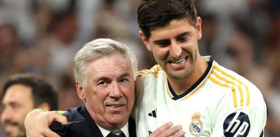 Carlo Ancelotti y Thibaut Courtois se abrazan el día del regreso del belga a la portería.