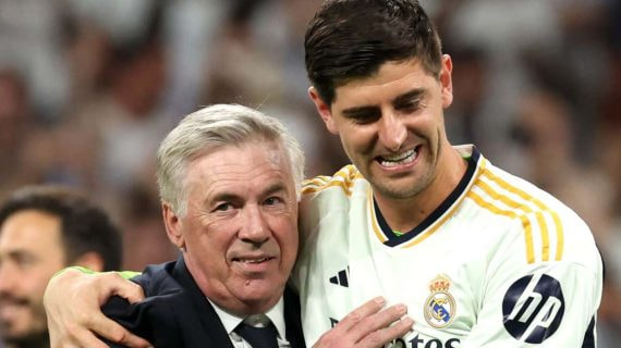 Carlo Ancelotti y Thibaut Courtois se abrazan el día del regreso del belga a la portería.