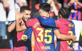 Gerard Martín y Alejandro Balde celebran el gol de Ferran Torres.