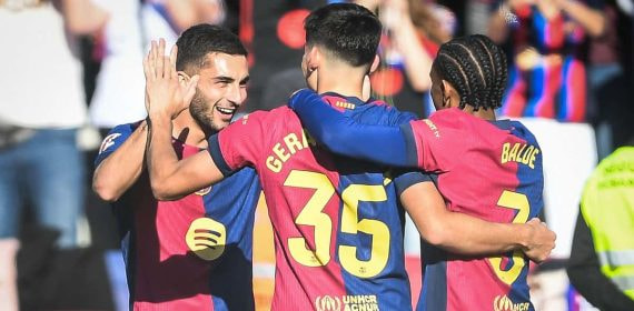 Gerard Martín y Alejandro Balde celebran el gol de Ferran Torres.