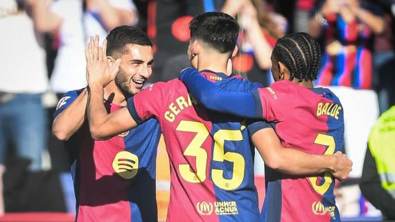 Gerard Martín y Alejandro Balde celebran el gol de Ferran Torres.