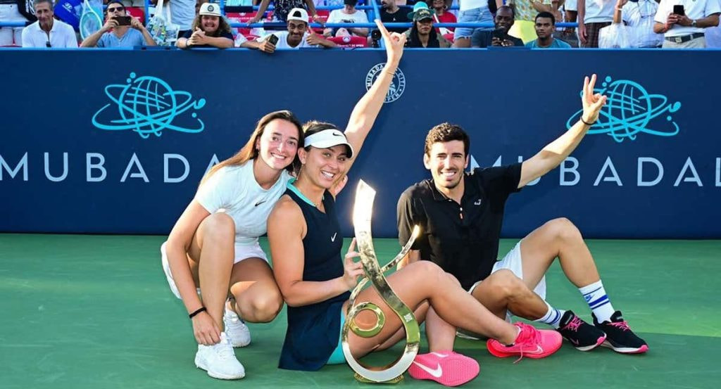 Paula Badosa, en la celebración del título del WTA500 de Washington con su entrenador Pol Toledo y su agente Claudia Taberner.