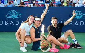 Paula Badosa, en la celebración del título del WTA500 de Washington con su entrenador Pol Toledo y su agente Claudia Taberner.