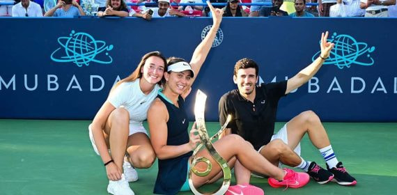 Paula Badosa, en la celebración del título del WTA500 de Washington con su entrenador Pol Toledo y su agente Claudia Taberner.