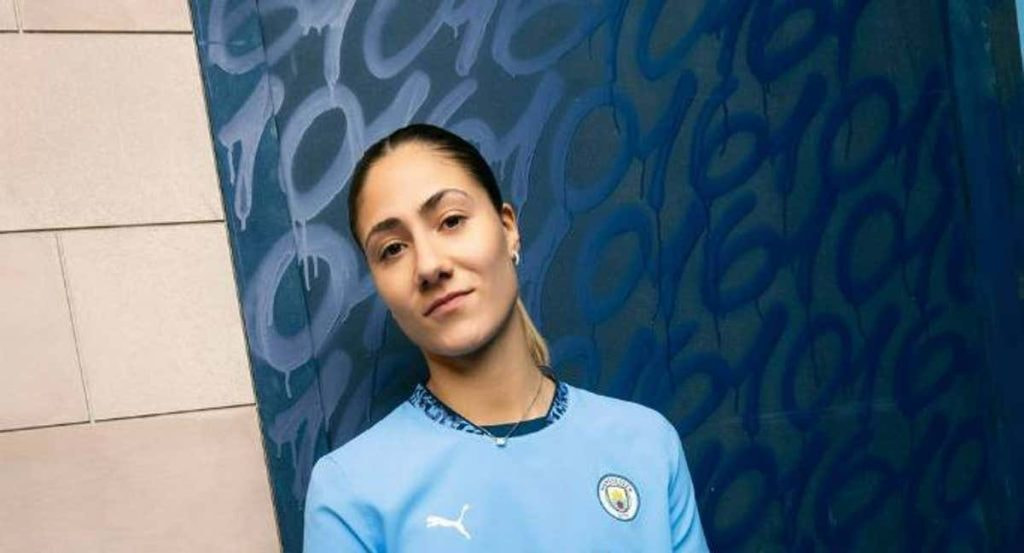 Laia Alexandri posa con la camiseta del Manchester City.