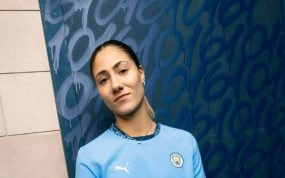 Laia Alexandri posa con la camiseta del Manchester City.
