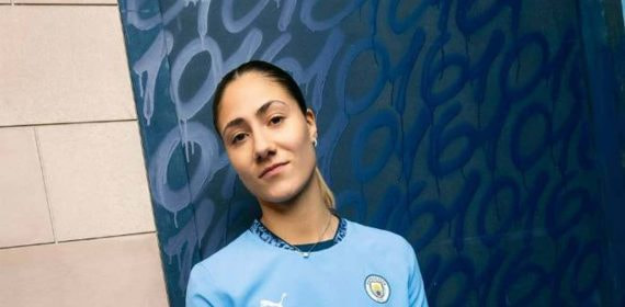 Laia Alexandri posa con la camiseta del Manchester City.