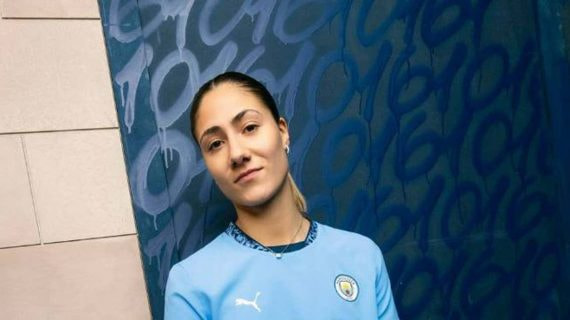 Laia Alexandri posa con la camiseta del Manchester City.